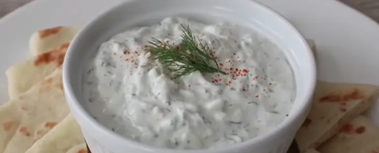 Greek yoghourt, mint and scallions sauce