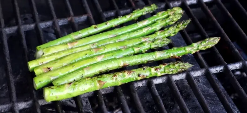 Steamed asparagus with Hollandaise sauce